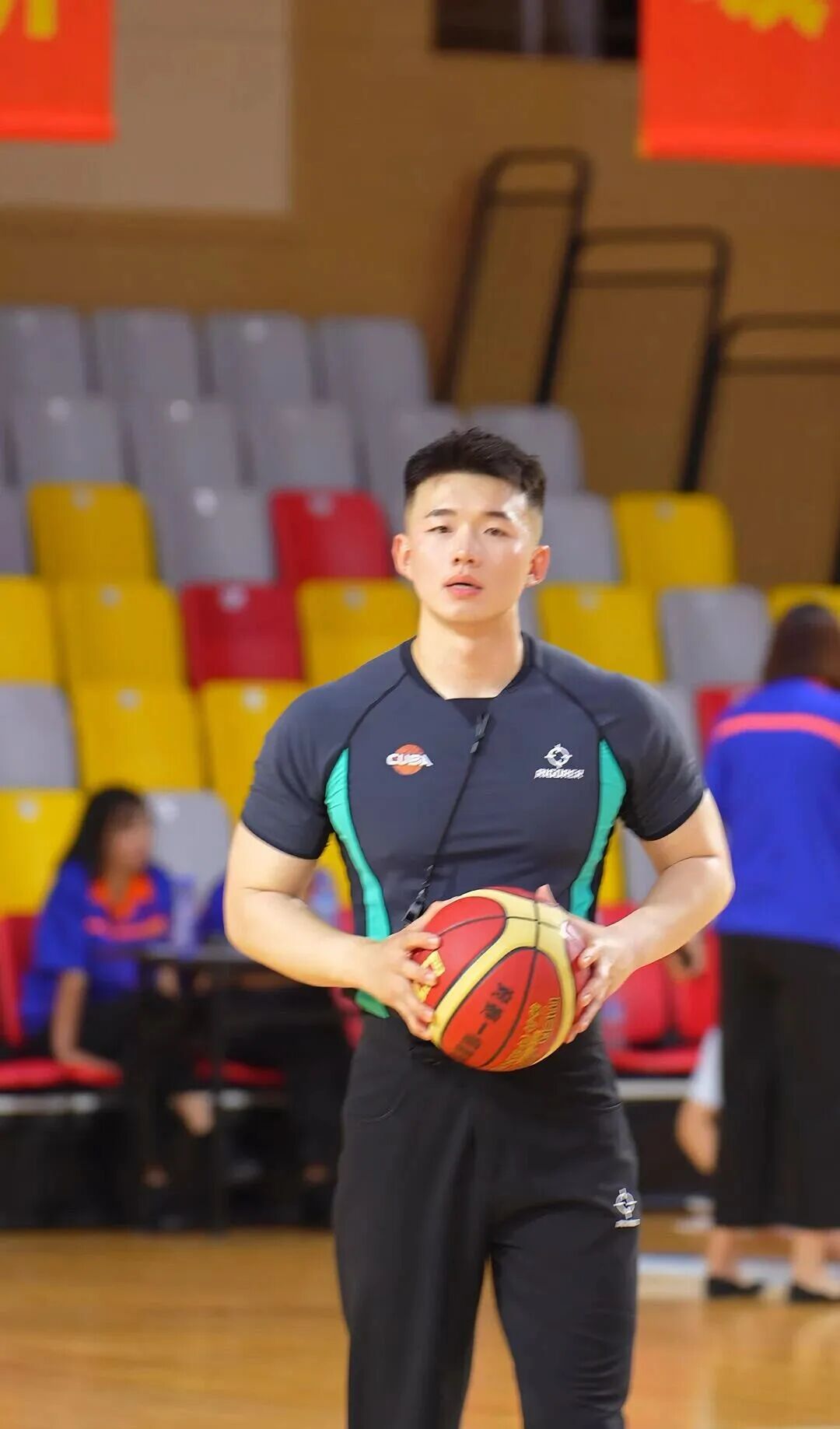 图片[2]-192cm 肉壮篮球裁判小哥，宽肩窄腰大粗腿-小蓝短视频