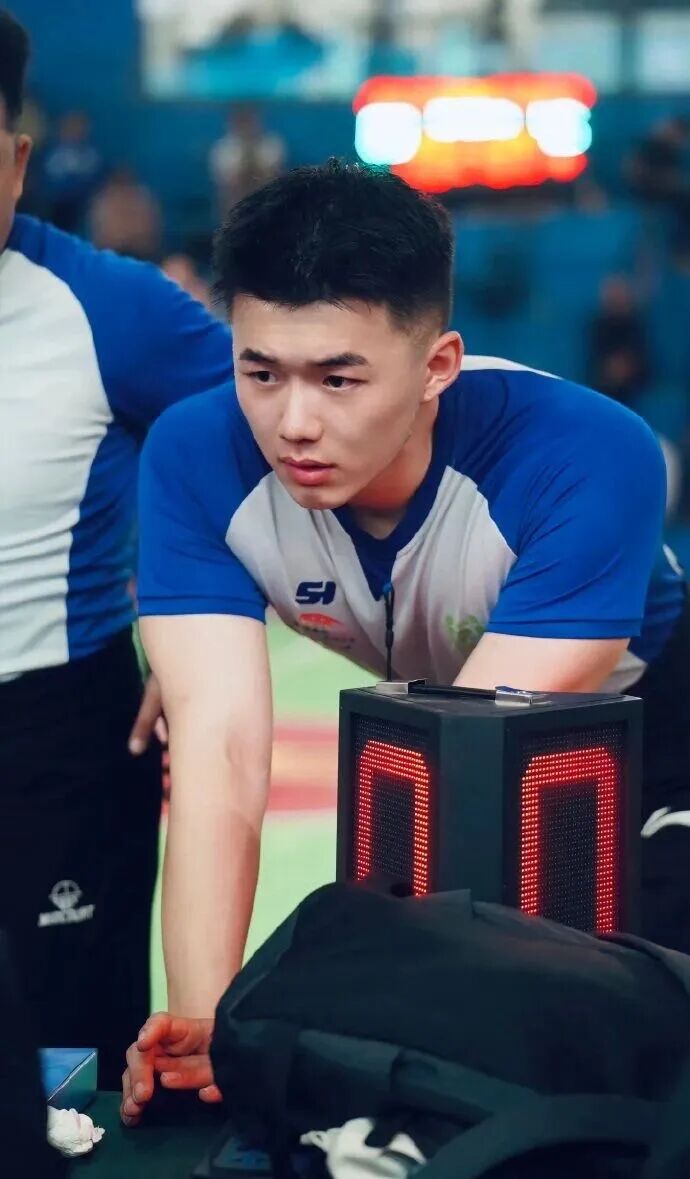 图片[6]-192cm 肉壮篮球裁判小哥，宽肩窄腰大粗腿-小蓝短视频