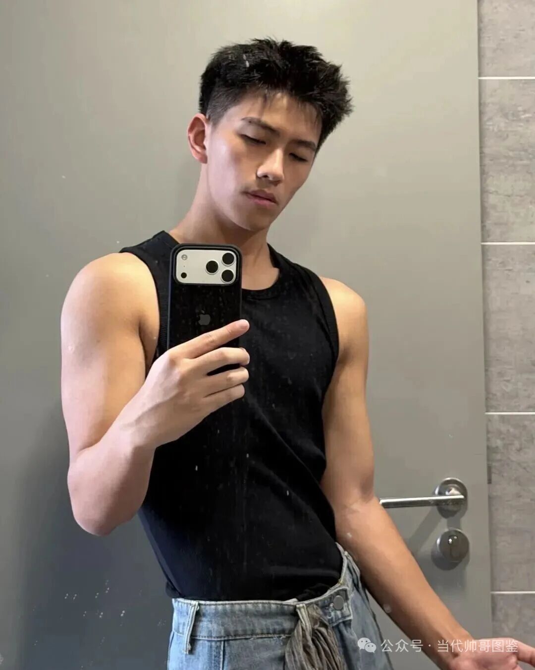 图片[1]-网传被富二代700W买断退网的是他？体育生小哥果然阳光帅气！-小蓝短视频