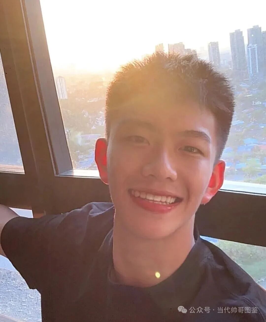 图片[4]-网传被富二代700W买断退网的是他？体育生小哥果然阳光帅气！-小蓝短视频