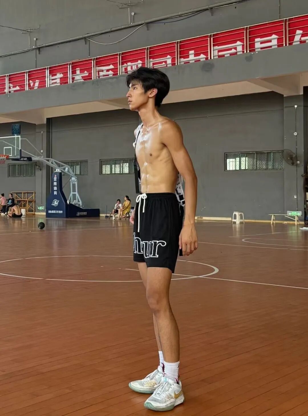 北体白袜篮球队长体育生， 八块腹肌！学弟们的必吃榜top1...