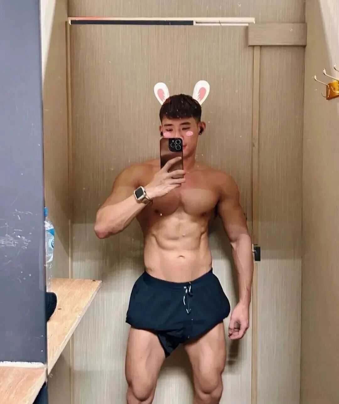 图片[5]-为了赚钱健身教练沦为酒吧GOGOBOY！-小蓝短视频