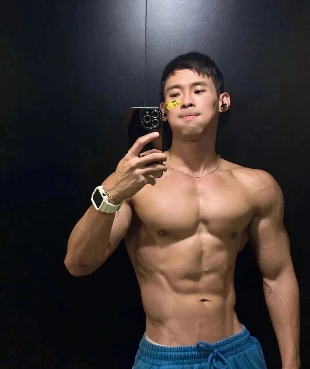 图片[6]-为了赚钱健身教练沦为酒吧GOGOBOY！-小蓝短视频