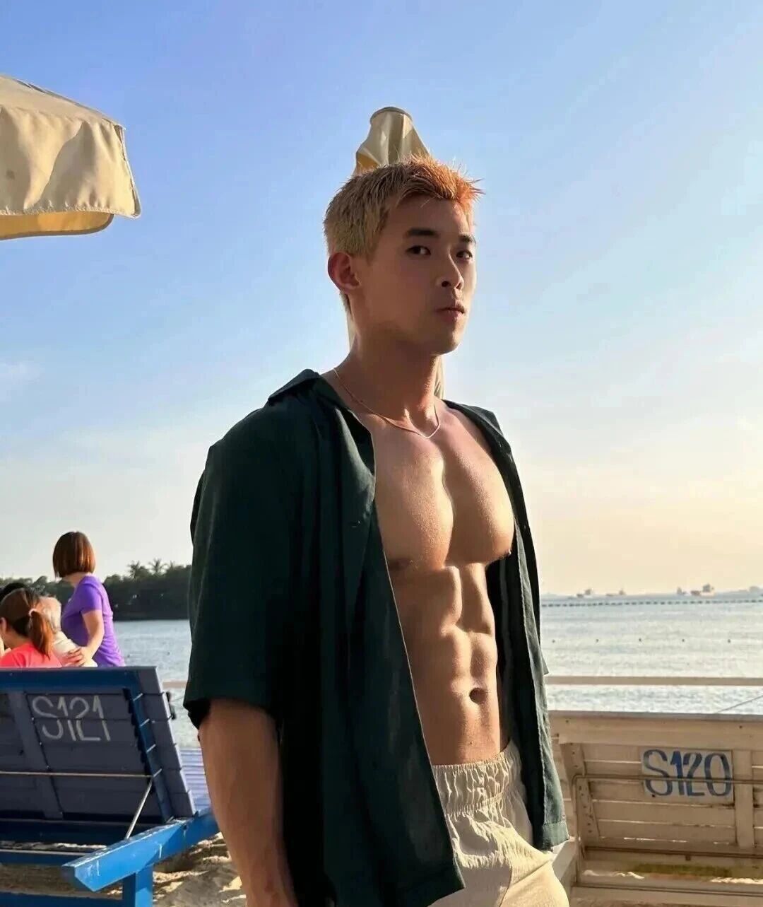 图片[7]-为了赚钱健身教练沦为酒吧GOGOBOY！-小蓝短视频