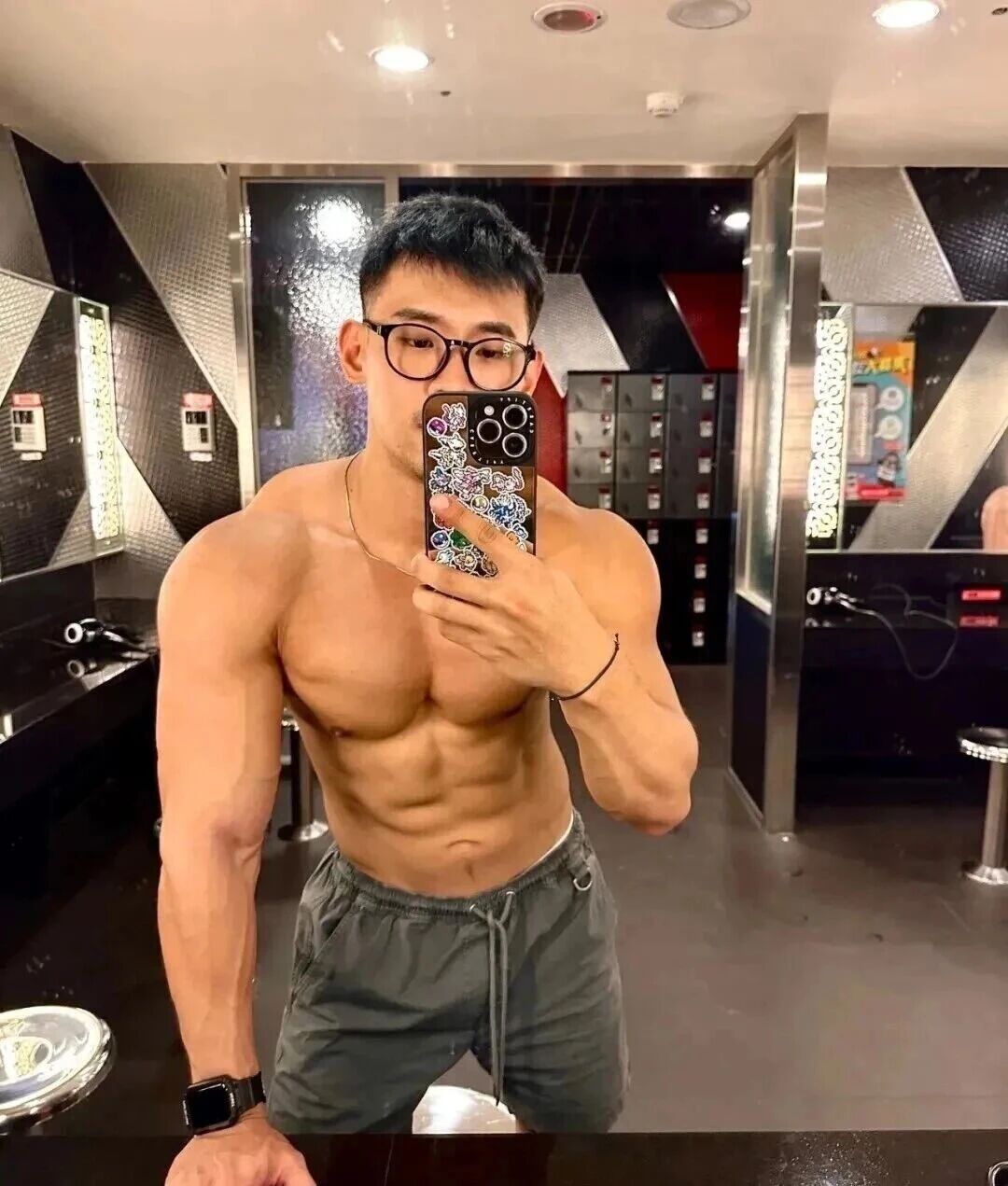 为了赚钱健身教练沦为酒吧GOGOBOY！