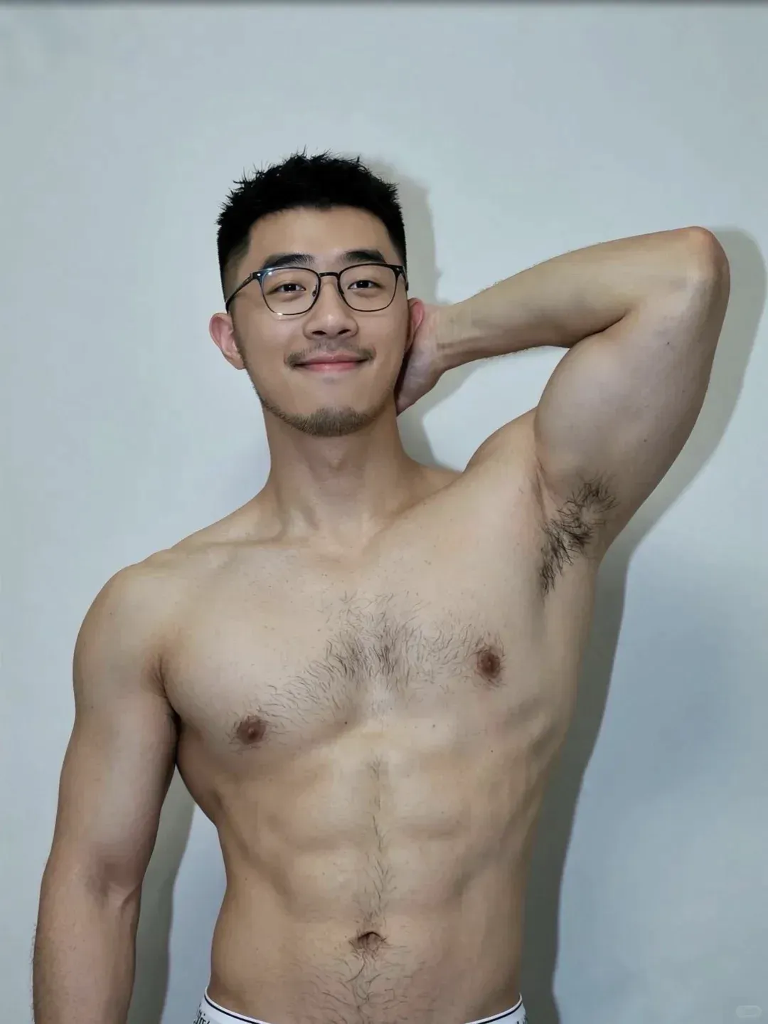 广东健身小哥时尚大片，雕刻般的肌肉线条搭配浓密毛发张力满满