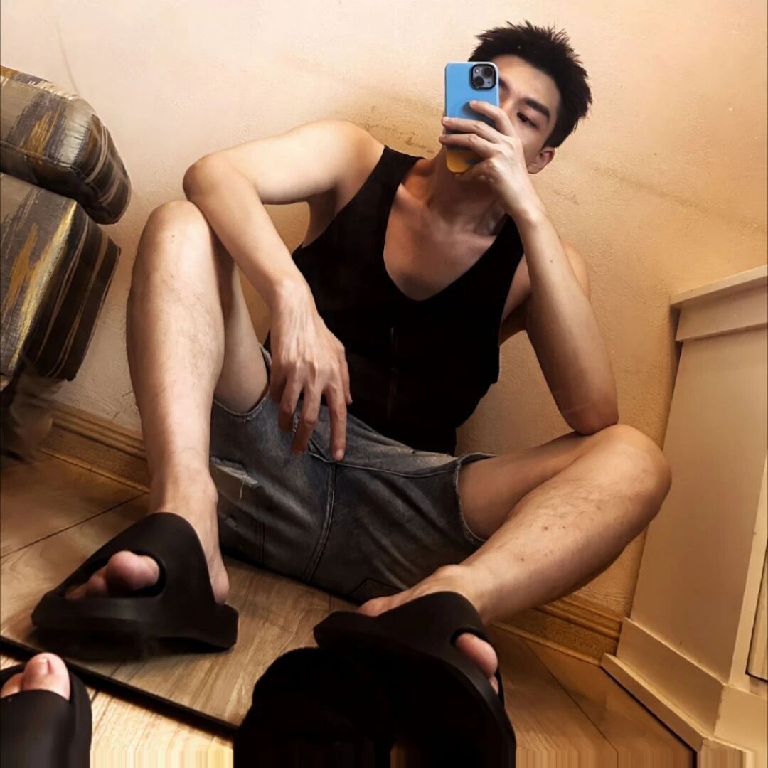 图片[1]-盯裆猫诱捕器！袒胸露乳超吸睛！猛男在沙滩上…… | 鉴定网络热门帅哥-小蓝短视频