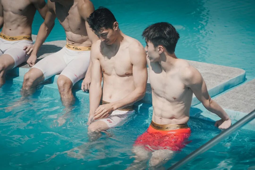 图片[7]-被围观了！华侨大学男篮的薄肌体育生男大，穿高弹紧身运动裤泳池玩水！-小蓝短视频