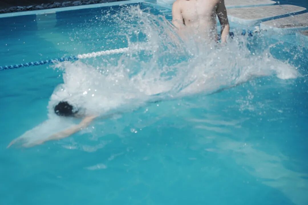 图片[10]-被围观了！华侨大学男篮的薄肌体育生男大，穿高弹紧身运动裤泳池玩水！-小蓝短视频