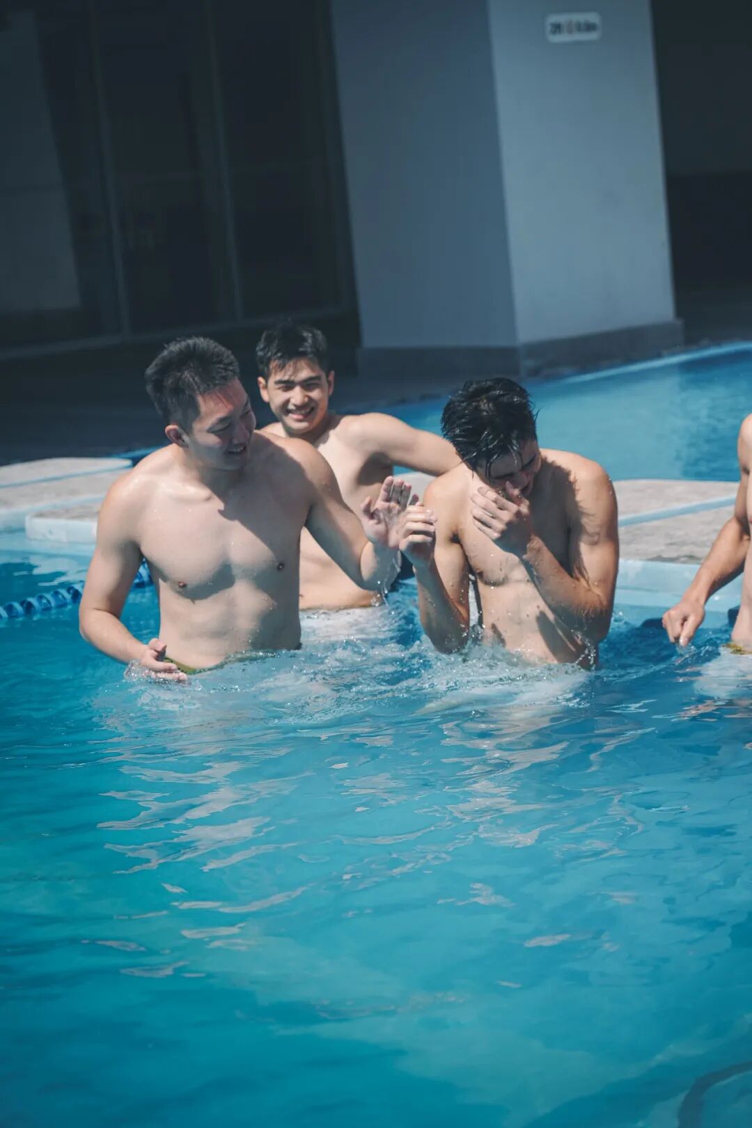 图片[11]-被围观了！华侨大学男篮的薄肌体育生男大，穿高弹紧身运动裤泳池玩水！-小蓝短视频