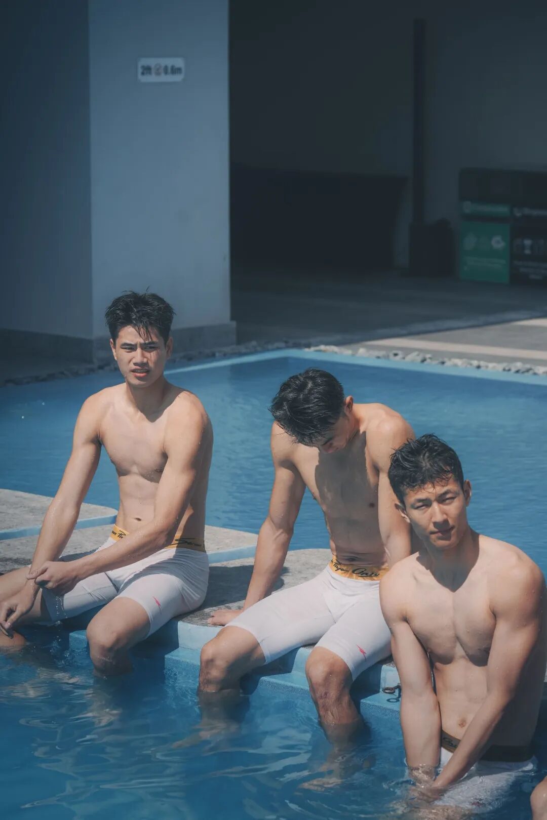 图片[12]-被围观了！华侨大学男篮的薄肌体育生男大，穿高弹紧身运动裤泳池玩水！-小蓝短视频