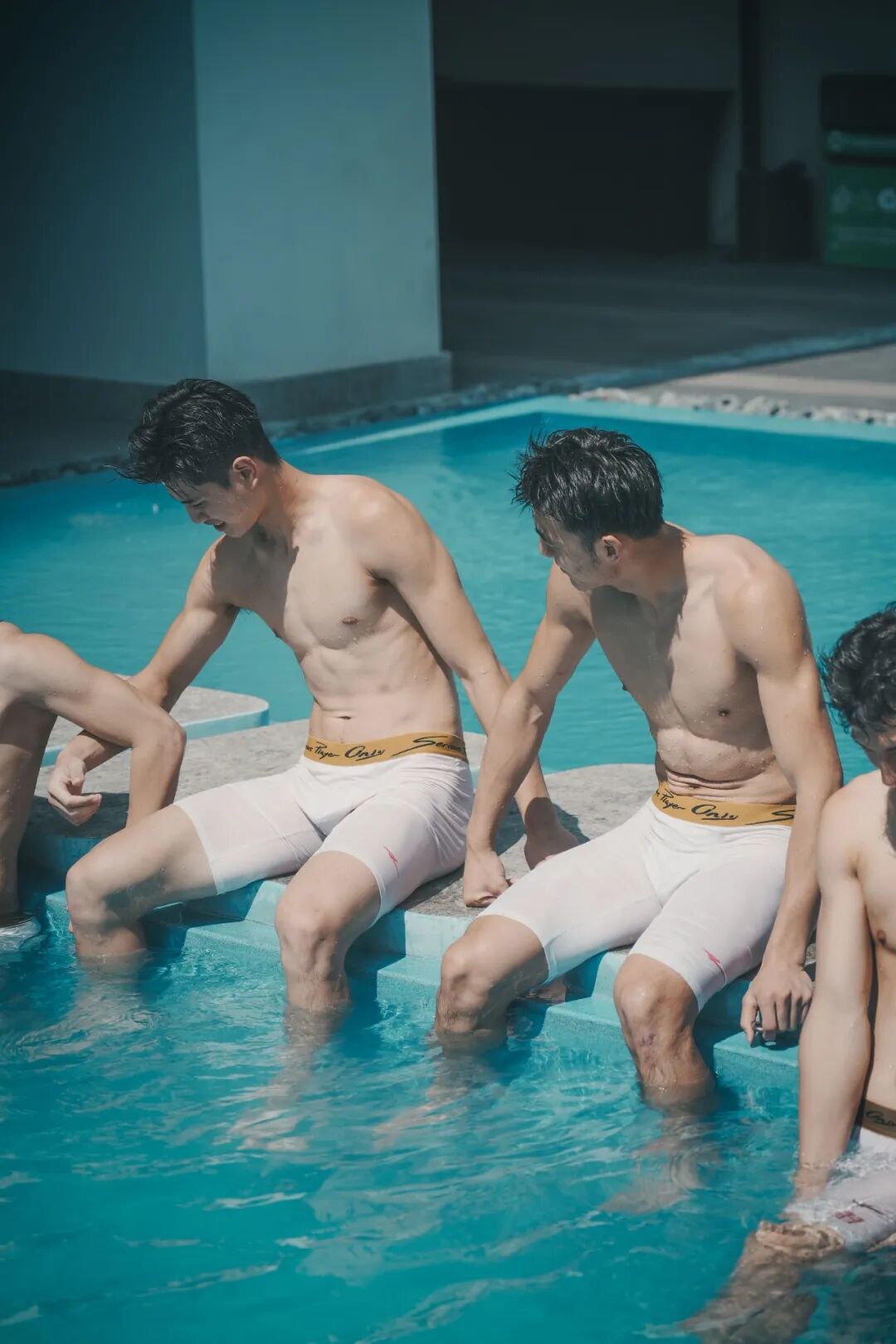 图片[13]-被围观了！华侨大学男篮的薄肌体育生男大，穿高弹紧身运动裤泳池玩水！-小蓝短视频