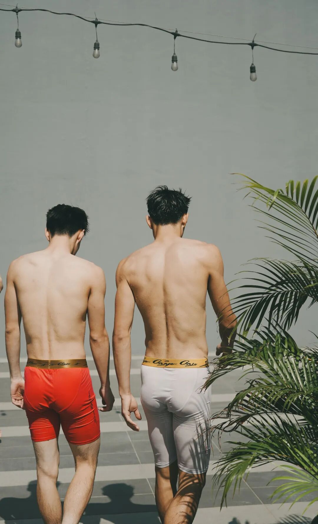 被围观了！华侨大学男篮的薄肌体育生男大，穿高弹紧身运动裤泳池玩水！