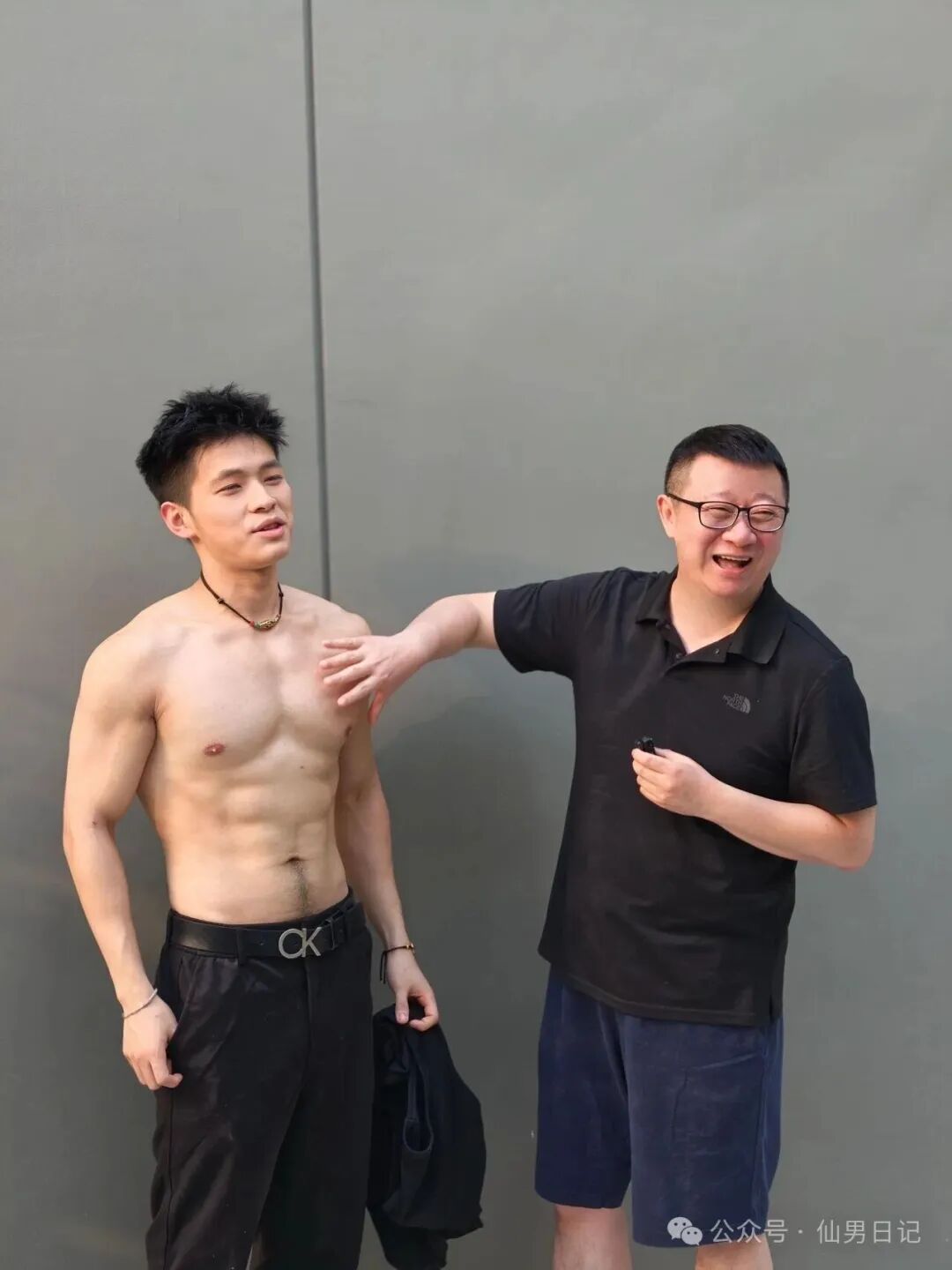 图片[11]-与刘姥姥合拍，被耿乐抓胸肌，这位体育生竟然去当gogoboy了！-小蓝短视频