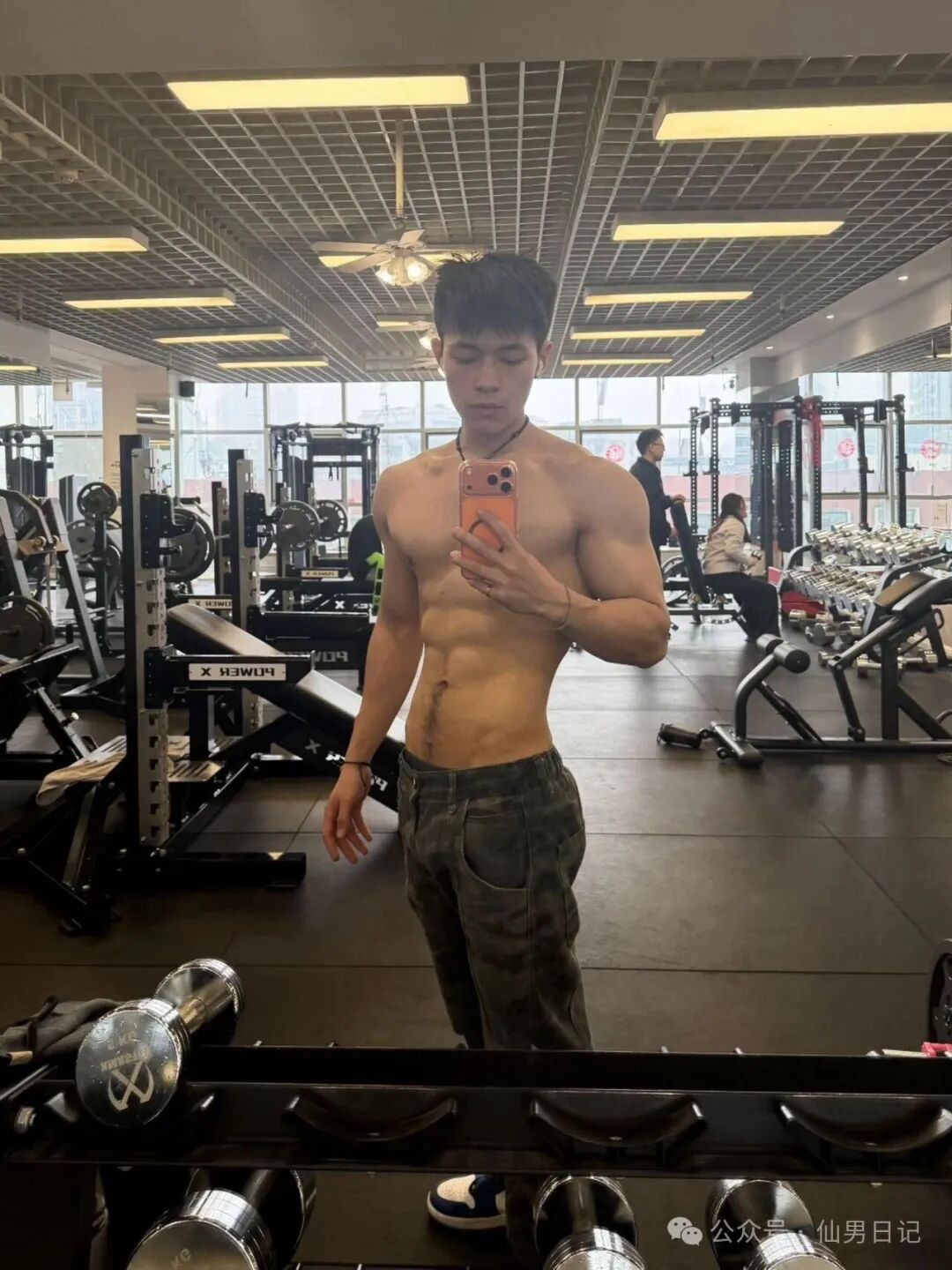 图片[12]-与刘姥姥合拍，被耿乐抓胸肌，这位体育生竟然去当gogoboy了！-小蓝短视频