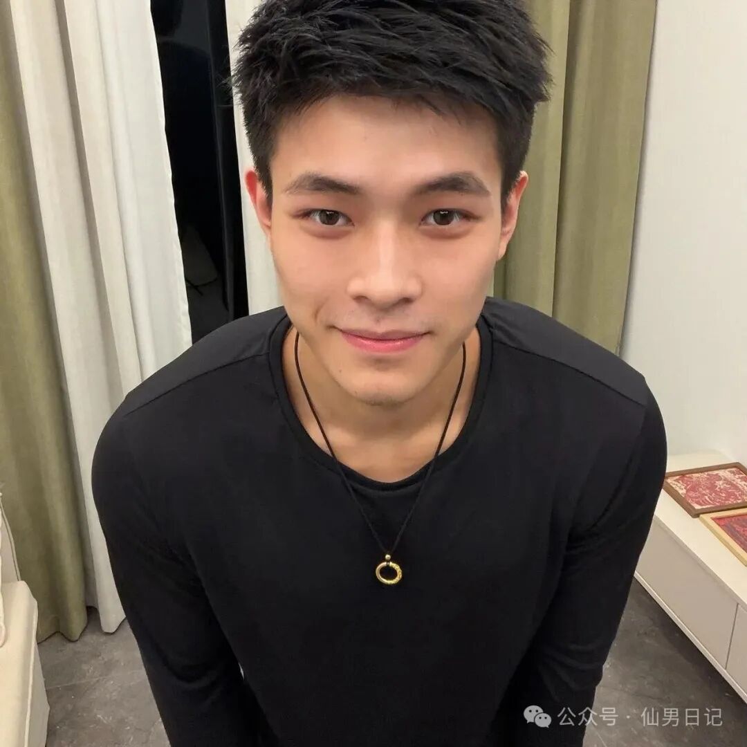 与刘姥姥合拍，被耿乐抓胸肌，这位体育生竟然去当gogoboy了！