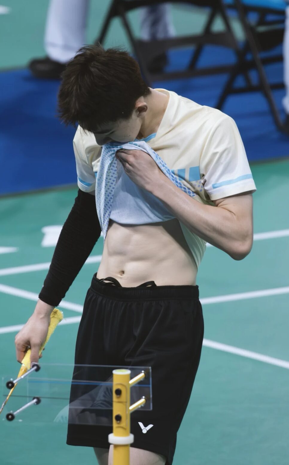 图片[2]-赛场打球换衣的小哥被拍，？湖北体育生王子骏太可了！-小蓝短视频