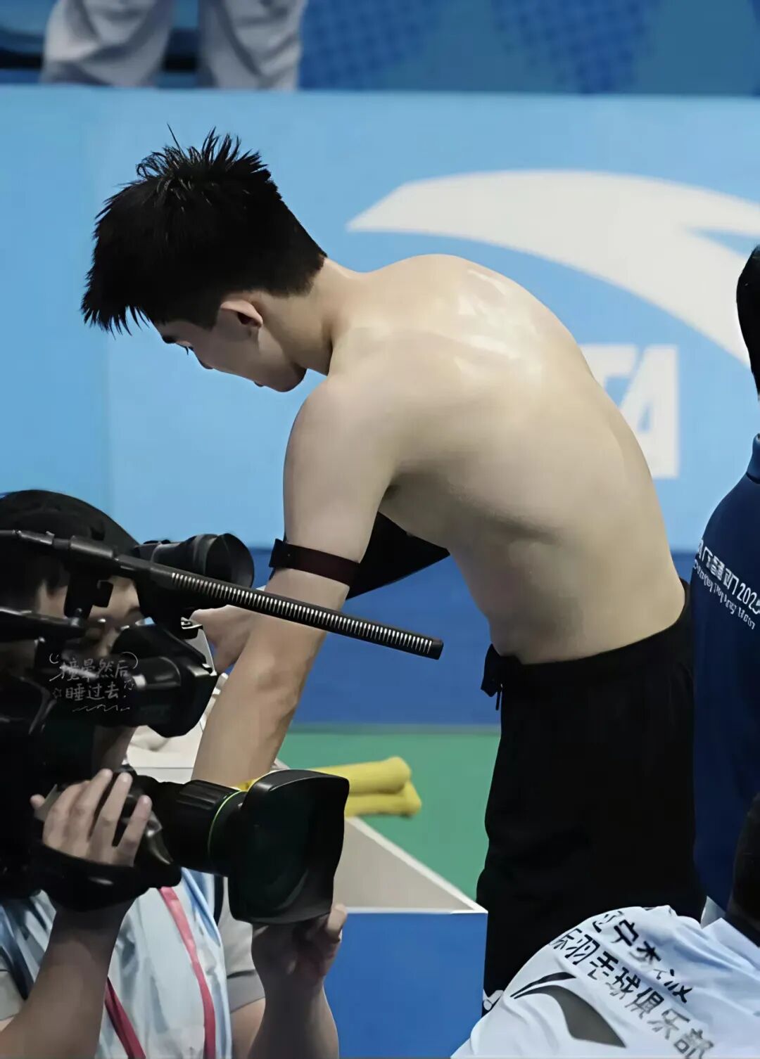 图片[5]-赛场打球换衣的小哥被拍，？湖北体育生王子骏太可了！-小蓝短视频