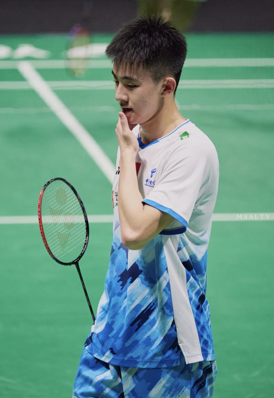 赛场打球换衣的小哥被拍，？湖北体育生王子骏太可了！