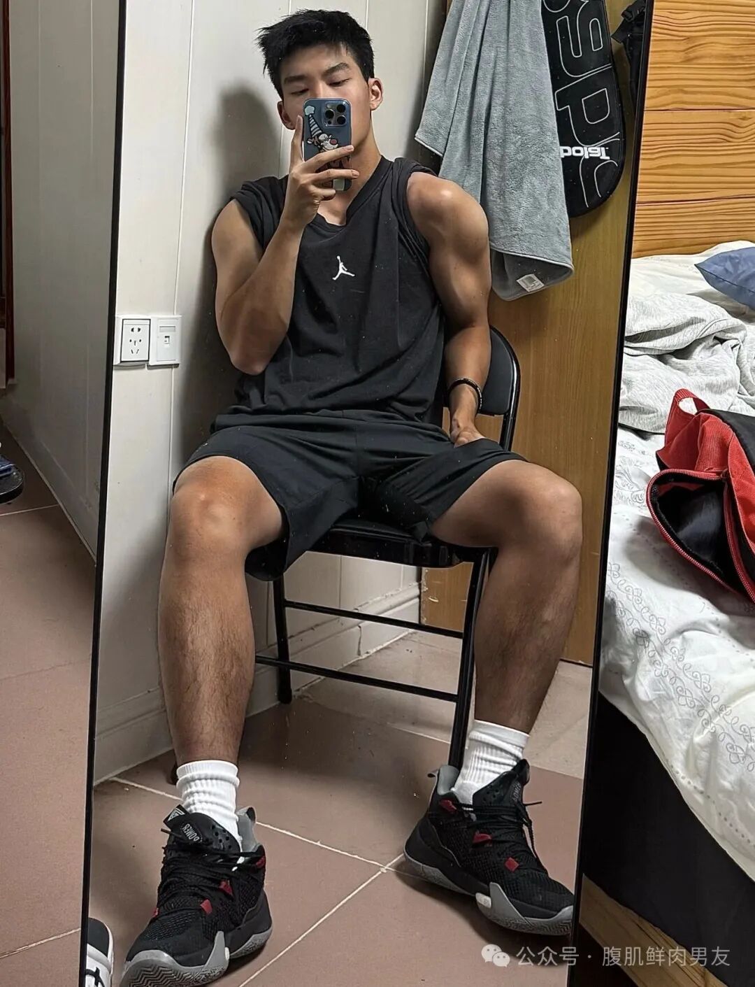 图片[1]-火到X上去的大喉结薄肌男大1S！-小蓝短视频