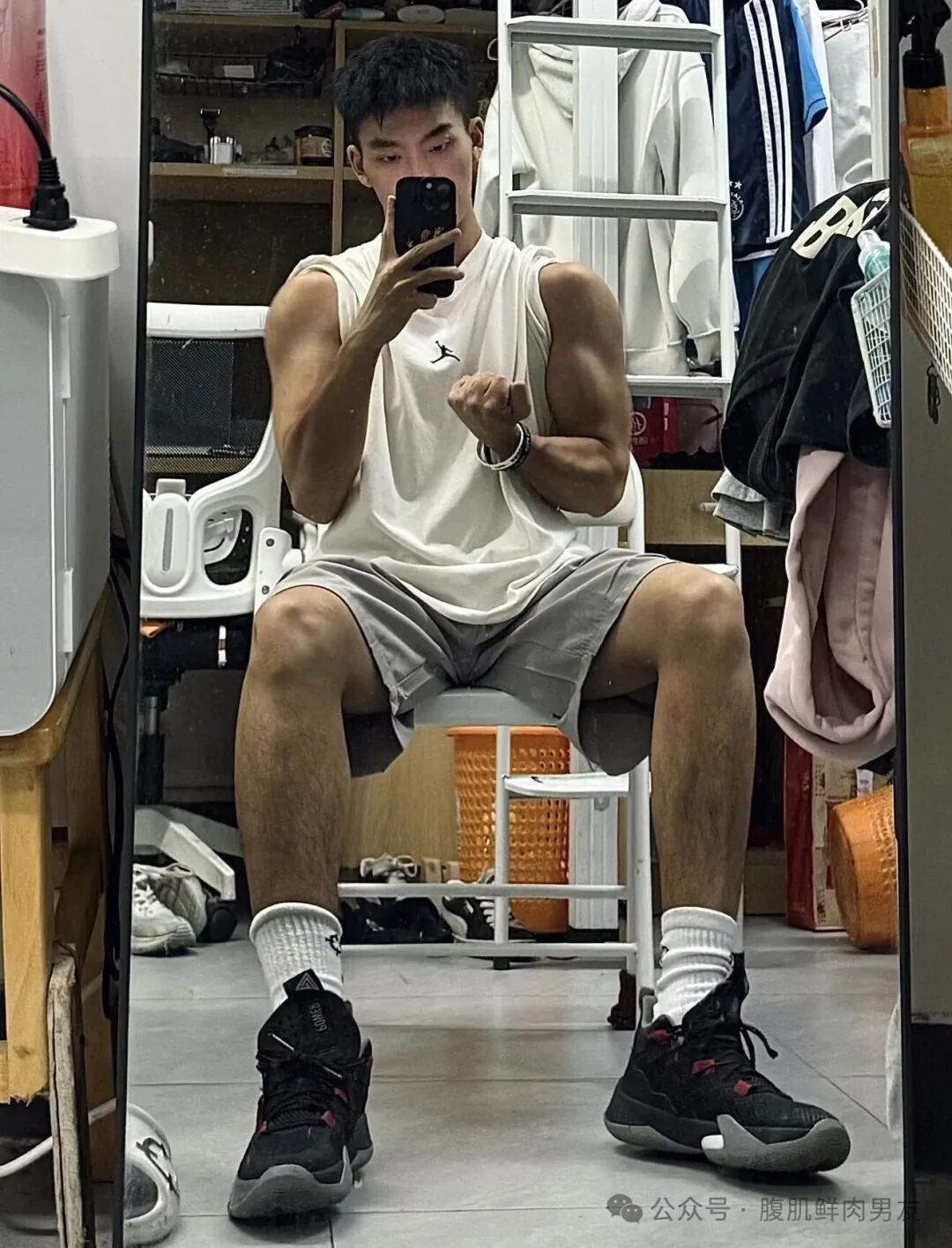 图片[2]-火到X上去的大喉结薄肌男大1S！-小蓝短视频