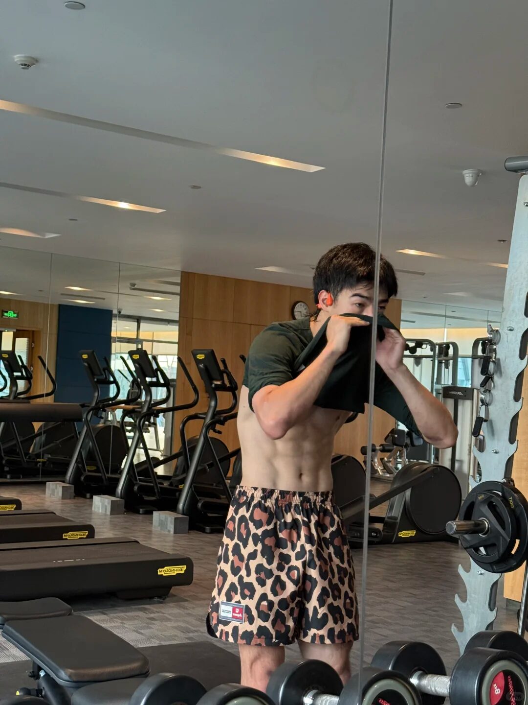 《刻在你心底的名字》男主陈昊森恋情曝光！与恋人深夜同返酒店，拦腰搂抱超亲昵，疑似因戏生情，两人为同家公司旗下艺人…