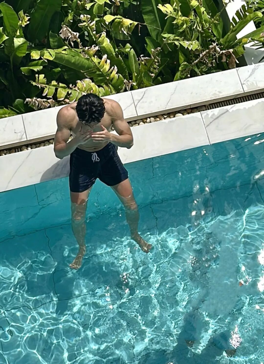 187cm健身硬汉型男，黑皮大长腿发育的太好了...