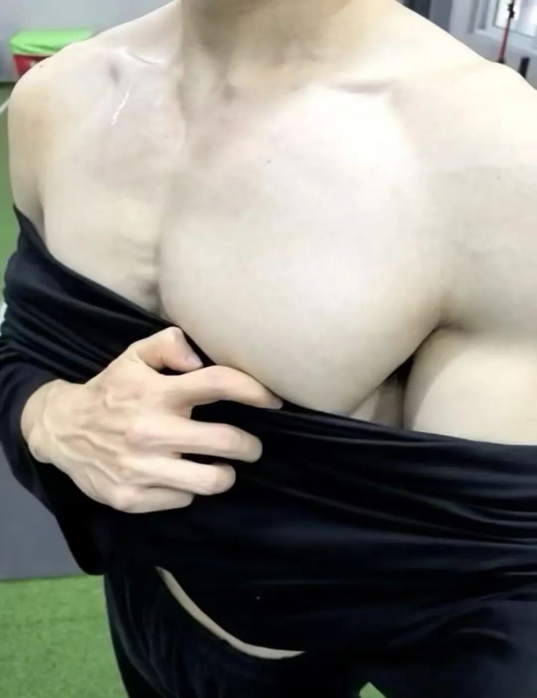 骑行圈189肌肉灰裤子天菜！粗腿大包太诱人...