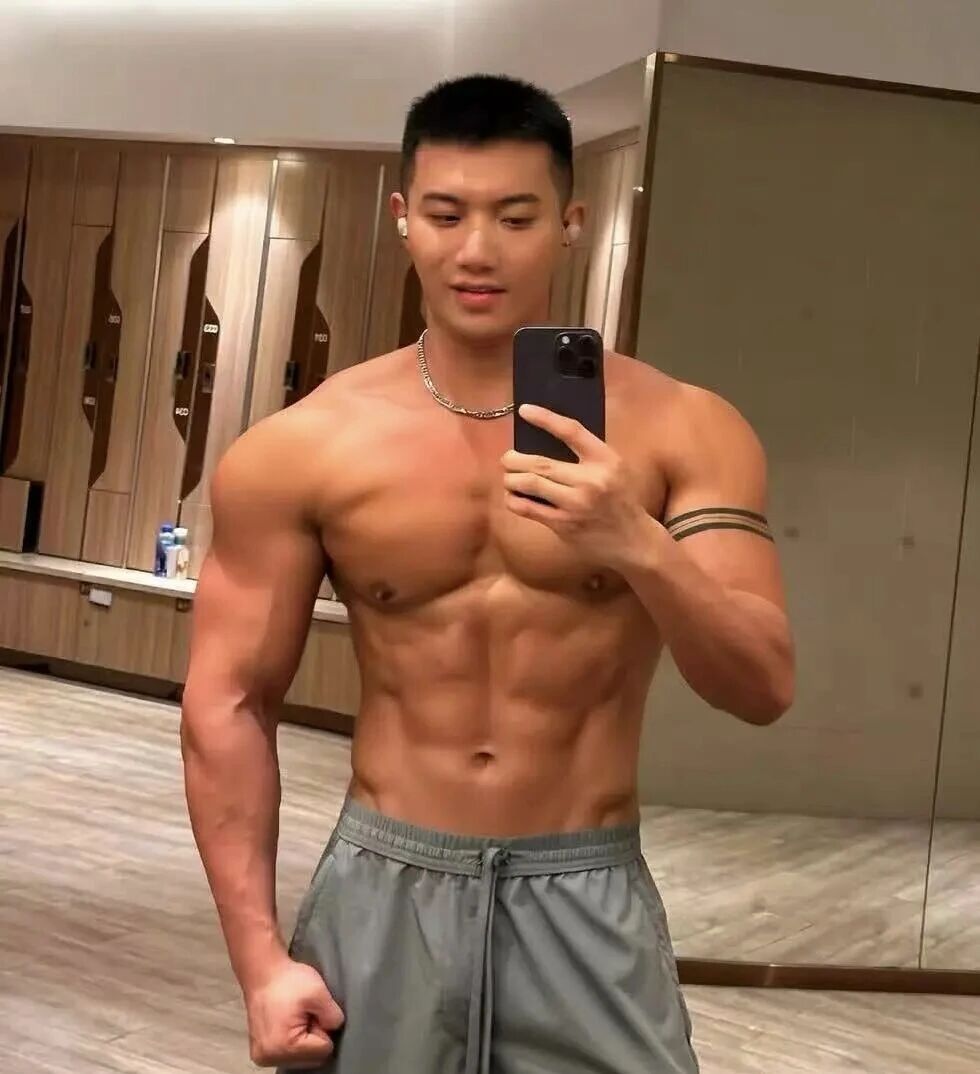 图片[5]-网红结婚的黑皮伴郎，也在曼谷白趴上秀起了肌肉，未来之星就是他！-小蓝短视频