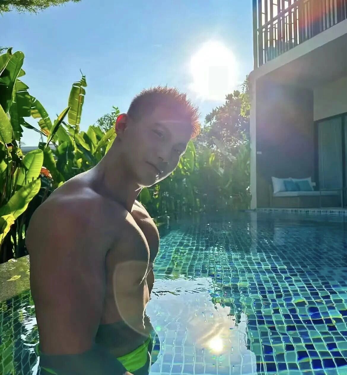 图片[6]-网红结婚的黑皮伴郎，也在曼谷白趴上秀起了肌肉，未来之星就是他！-小蓝短视频