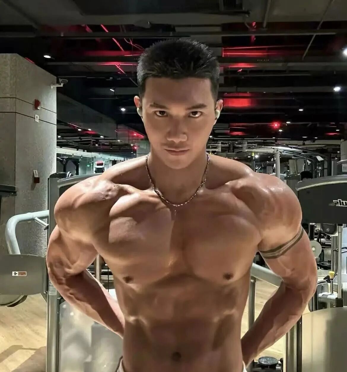 网红结婚的黑皮伴郎，也在曼谷白趴上秀起了肌肉，未来之星就是他！