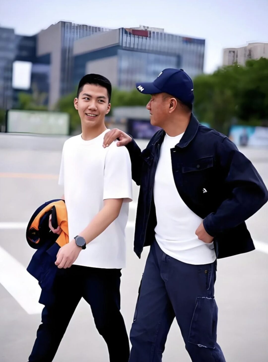 图片[10]-胡军17岁儿子185cm寸头爷们爱穿灰裤子！长得好MAM！-小蓝短视频