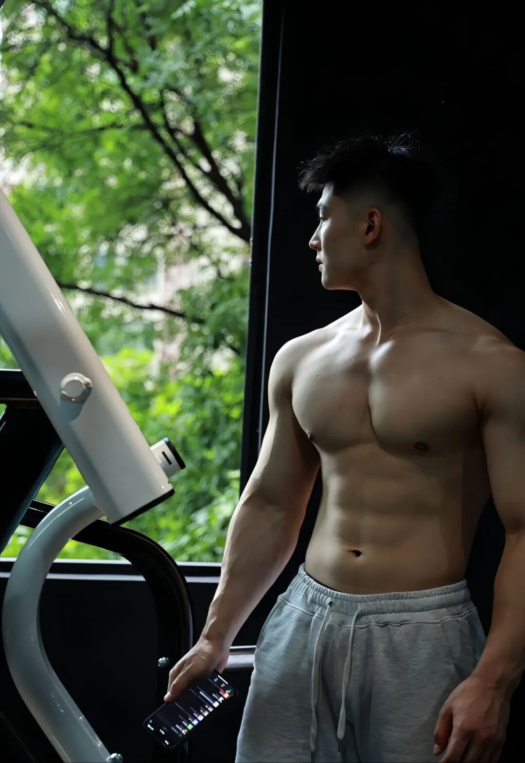 图片[6]-北体大毕业的粗壮肌肉小哥，篮球场大方撩衣呀！-小蓝短视频