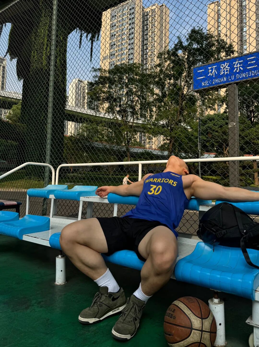 图片[9]-北体大毕业的粗壮肌肉小哥，篮球场大方撩衣呀！-小蓝短视频