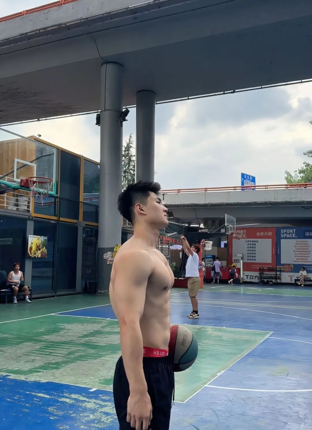 图片[12]-北体大毕业的粗壮肌肉小哥，篮球场大方撩衣呀！-小蓝短视频