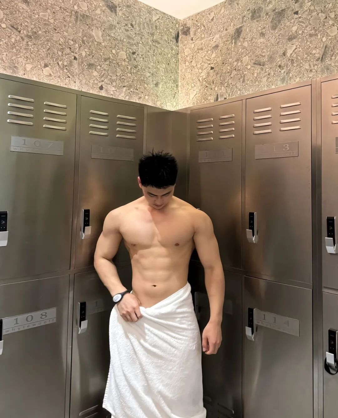 图片[13]-北体大毕业的粗壮肌肉小哥，篮球场大方撩衣呀！-小蓝短视频