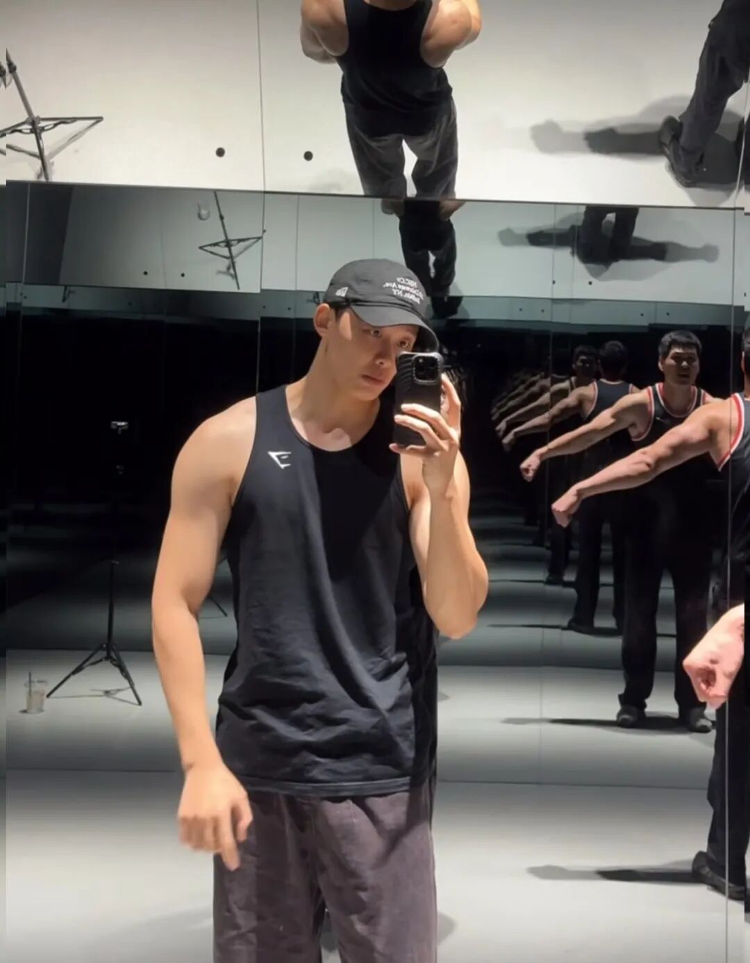 广东宽肩窄腰白皮小狼狗，粉嫩胸肌超诱人...