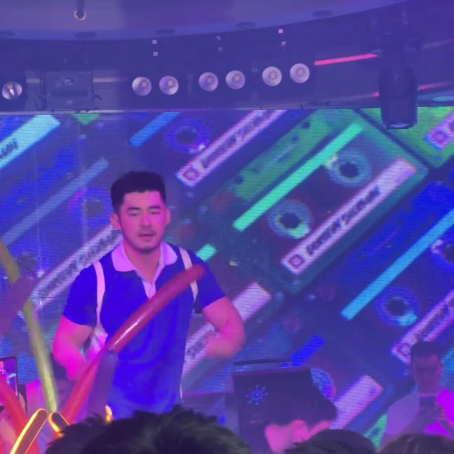 桥诘圣在酒吧做gogoboy捞钱，动作僵硬引发基友吐槽和讥讽！