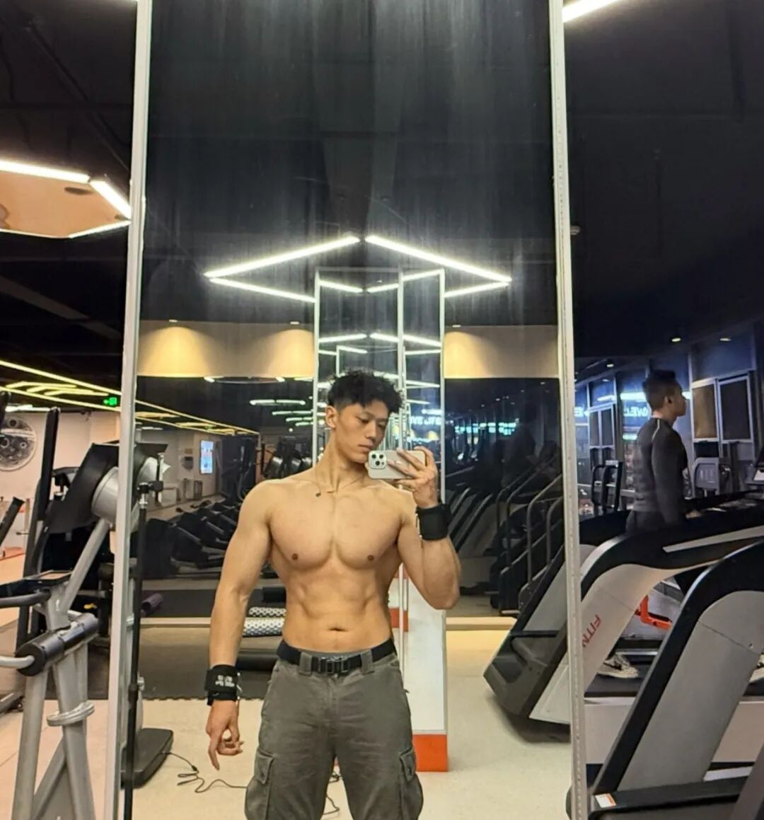 187cm宽肩窄腰双肩包精壮猛男，粗腿大包发育的太好了...