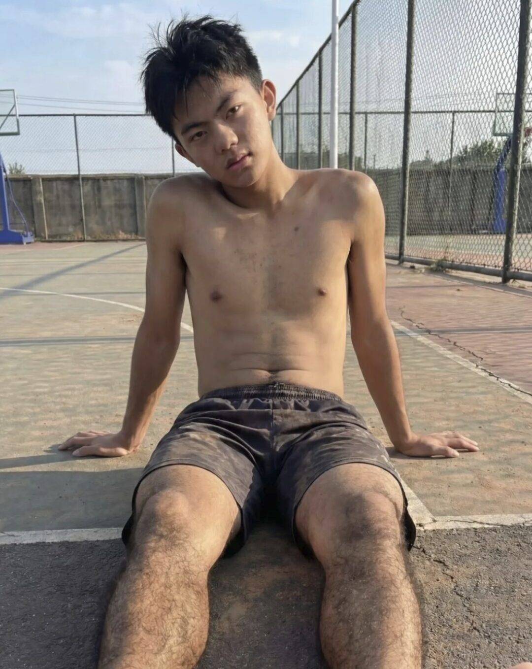 图片[12]-18岁体育生腿毛太旺盛，！这枚新疆小哥不得了？-小蓝短视频