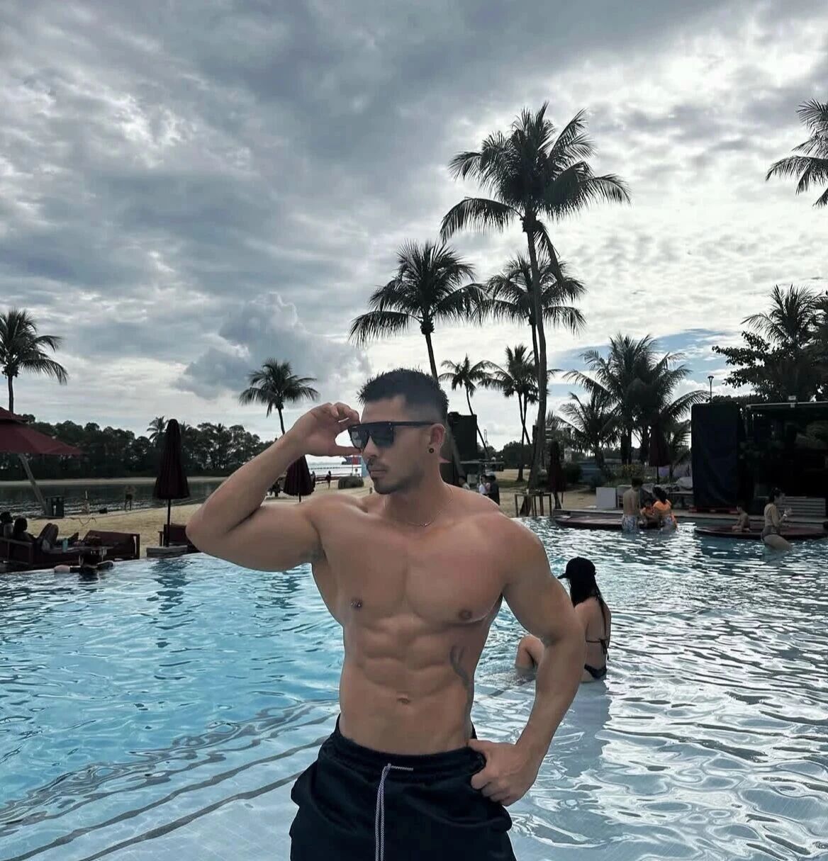 图片[6]-曼谷跨年表演的黑皮肌肉男，绝对是Gogoboy里的顶流！-小蓝短视频