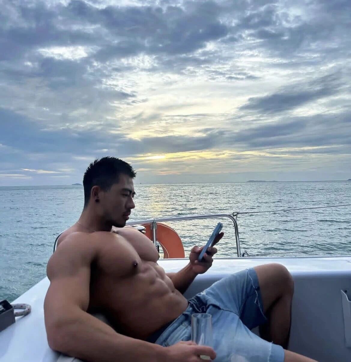 图片[7]-曼谷跨年表演的黑皮肌肉男，绝对是Gogoboy里的顶流！-小蓝短视频