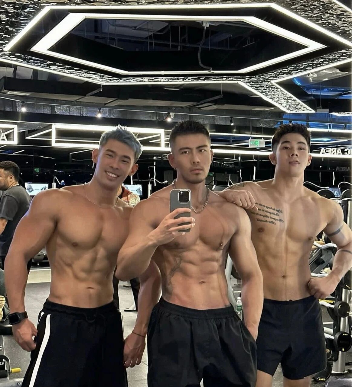 曼谷跨年表演的黑皮肌肉男，绝对是Gogoboy里的顶流！