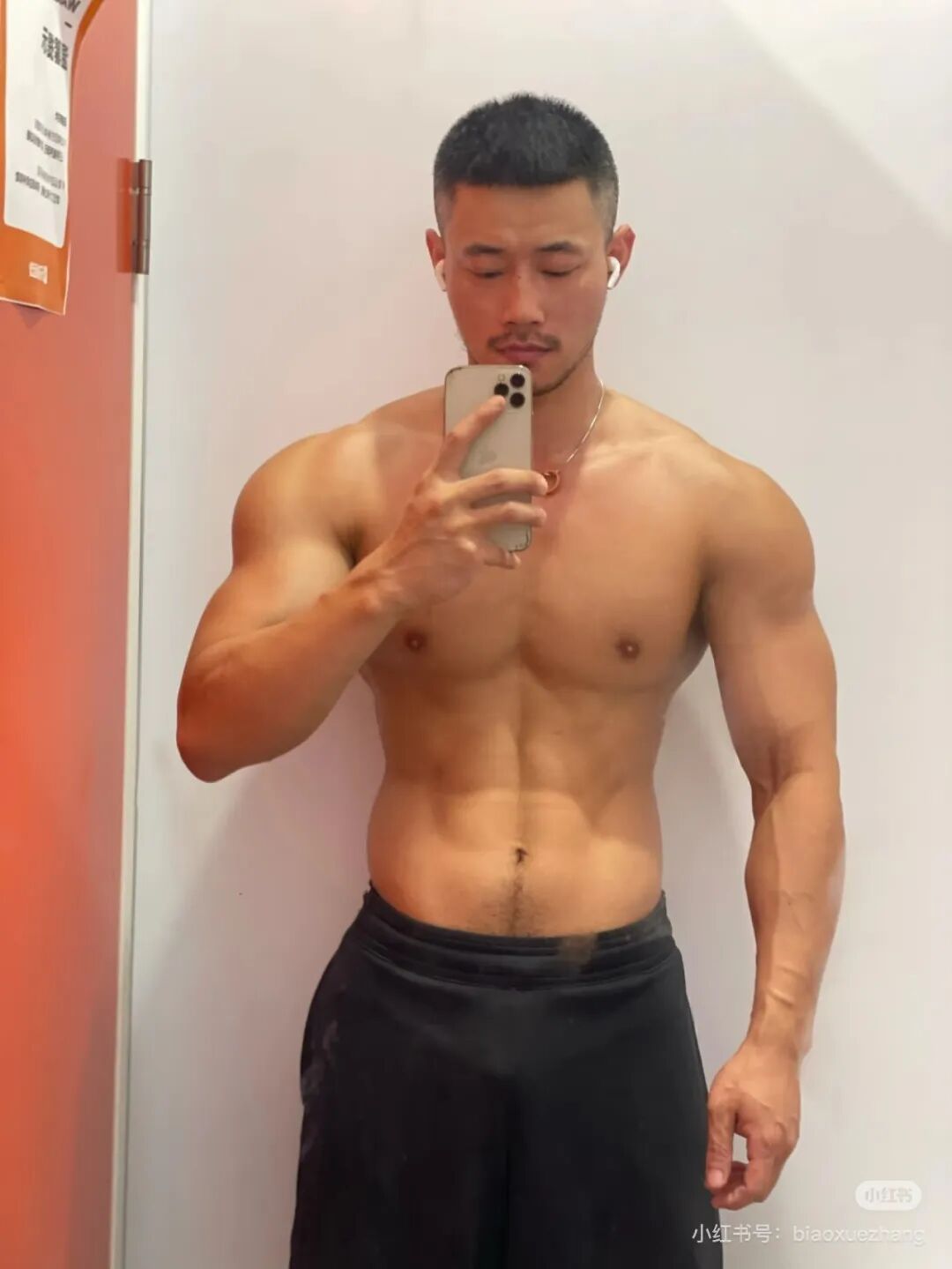 图片[3]-寸头胡子粗臂大胸肌 豪放筋肉猛男大维度视频写真集-小蓝短视频