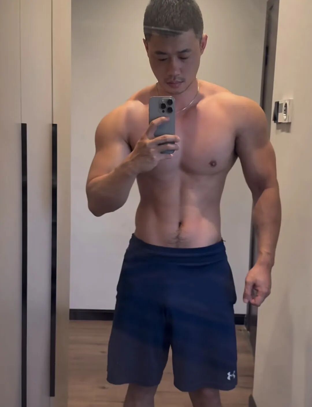 图片[5]-寸头胡子粗臂大胸肌 豪放筋肉猛男大维度视频写真集-小蓝短视频