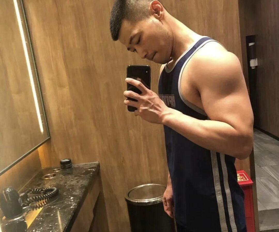 图片[7]-寸头胡子粗臂大胸肌 豪放筋肉猛男大维度视频写真集-小蓝短视频