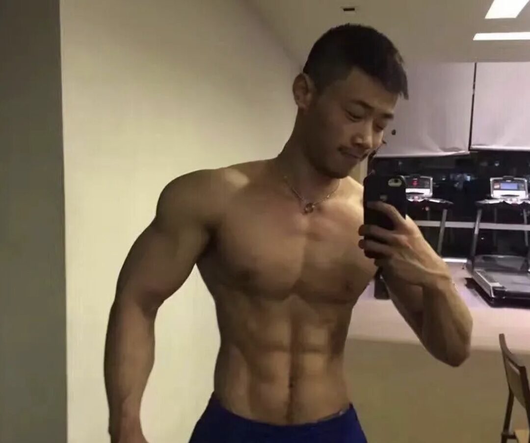 图片[8]-寸头胡子粗臂大胸肌 豪放筋肉猛男大维度视频写真集-小蓝短视频