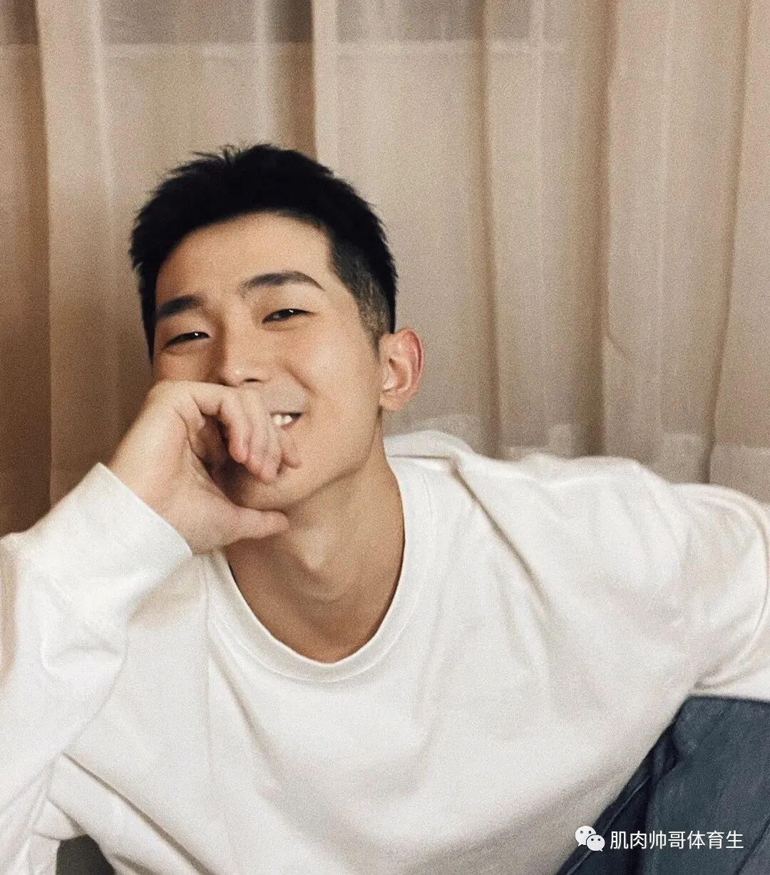 图片[2]-是你喜欢的小虎牙吗？成都暖男范儿的帅哥-小蓝短视频