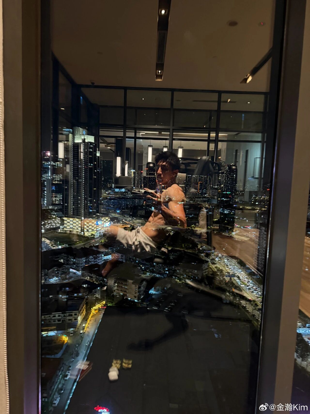 33岁金瀚凭几张健身照杀疯了?网友神评：“这才是铁打的硬汉!”