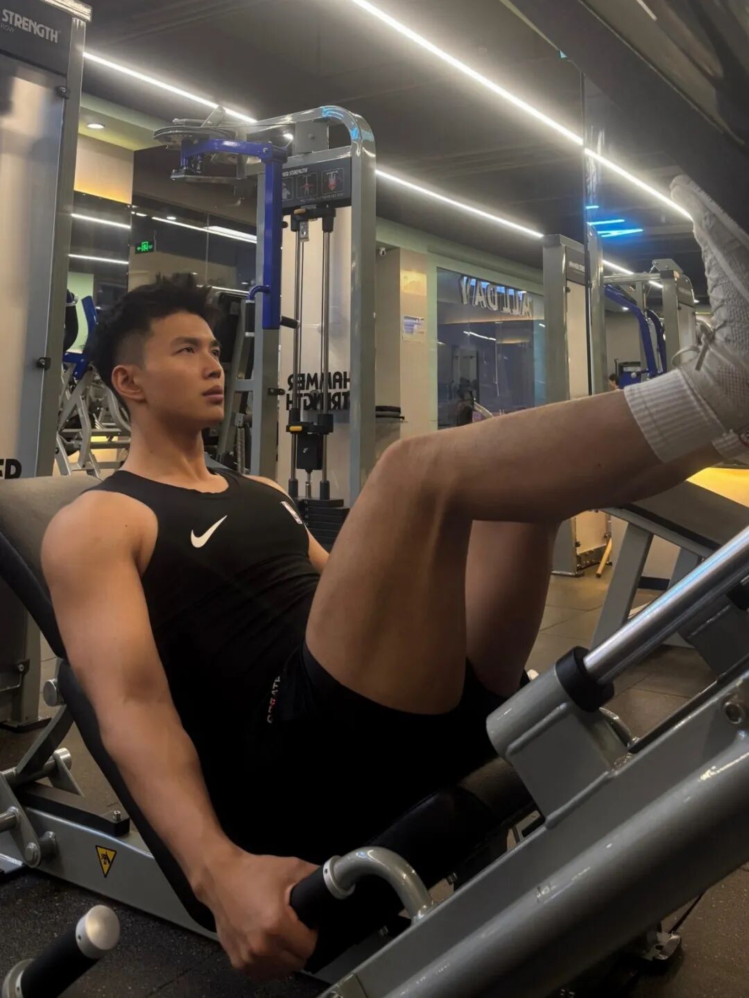 图片[4]-东北黑皮猛男体育生健身房大秀身材！粗腿大包持久力爆棚....-小蓝短视频